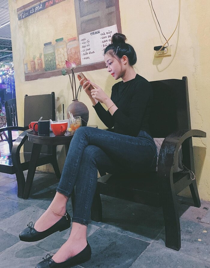 Hết thời gian ở cữ, Nhật Linh chăm chỉ khoe ảnh trên trang cá nhân.