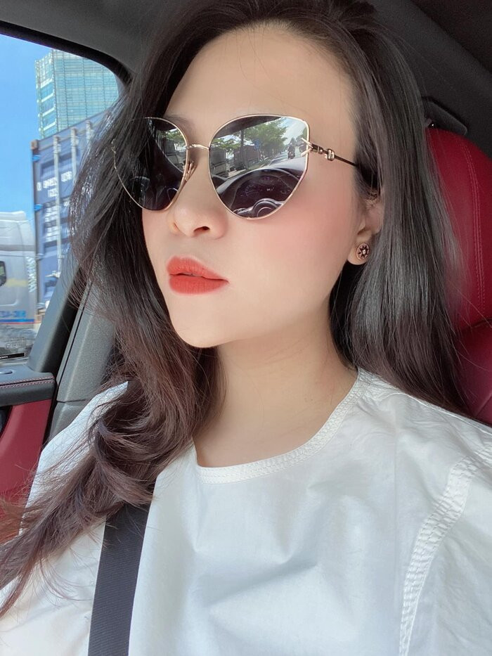 Hết 1 tháng ở cữ, Đàm Thu Trang đã bắt đầu làm việc trở lại nhưng đáng nói chính nhất là thần thái sanh chảng và nhan sắc xinh đẹp của cô.