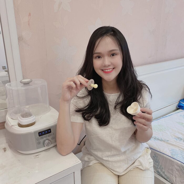 Bà "mẹ bỉm sữa" Quỳnh Anh cũng là cái tên nổi đình đám trong dàn WAGs Việt. Hết làm "bà béo", bà xã Duy Mạnh xuất hiện sau 1 tháng ở cữ với nhan sắc xinh lung linh.