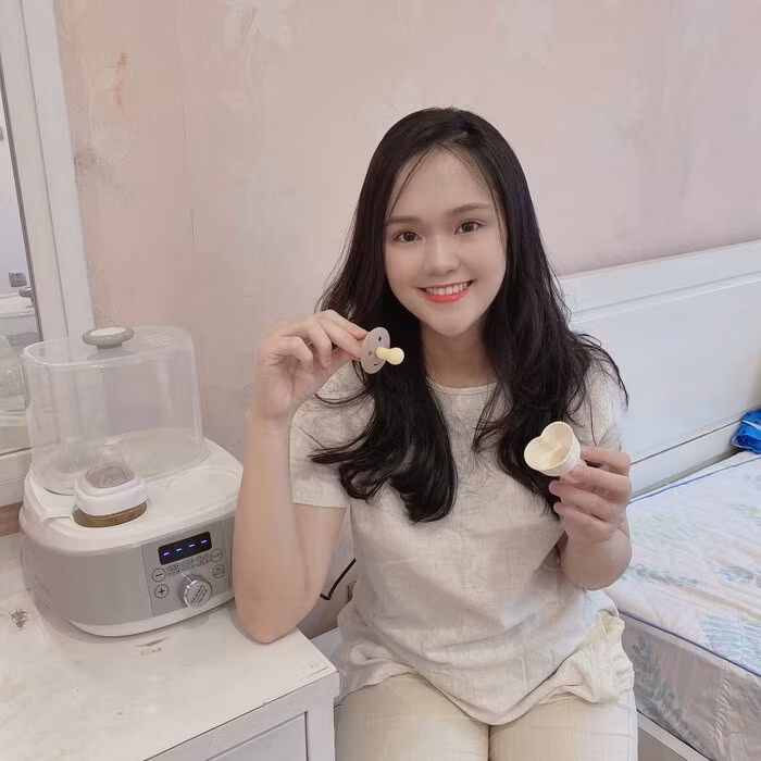 Bà "mẹ bỉm sữa" Quỳnh Anh cũng là cái tên nổi đình đám trong dàn WAGs Việt. Hết làm "bà béo", bà xã Duy Mạnh xuất hiện sau 1 tháng ở cữ với nhan sắc xinh lung linh.