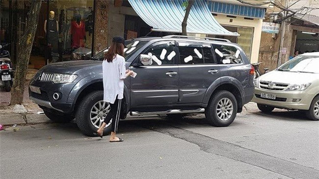 Cư dân mạng đã từng chia sẻ rất nhiều câu chuyện bi hài xung quanh việc các tài xế xe bị trả đũa vì “dám” đỗ xe không đúng quy định gây cản trở đường đi của người khác.