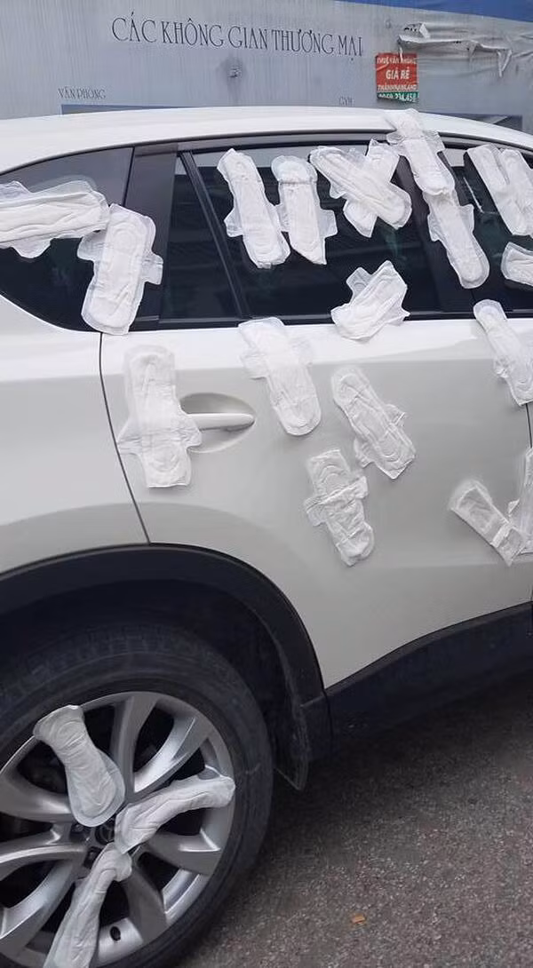 Trước đó đã có không ít trường hợp đỗ xe sai quy định và nhận về cái kết "đắng". Như trường hợp chiếc xe dán đầy băng vệ sinh phụ nữ xuất hiện cách đây không lâu đã trở thành tâm điểm chú ý của dân mạng.
