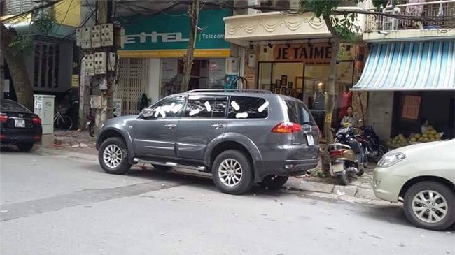 Kèm theo những bức ảnh trên, là dòng chia sẻ cho biết chủ nhân của chiếc xe này đã cố tình đỗ xe ngang ngược trước quán nước ven đường.