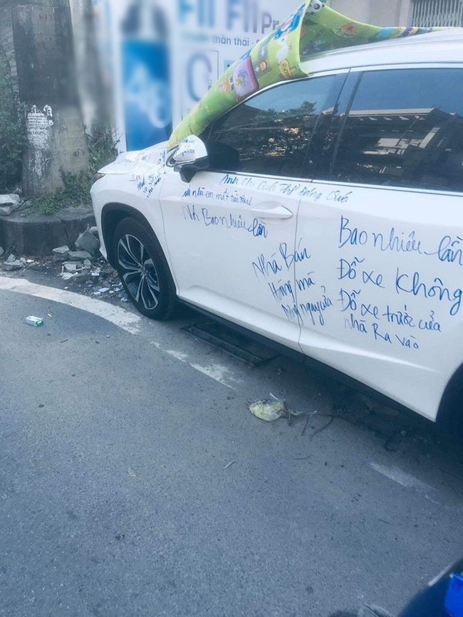 Ngoài hình thức dán băng vệ sinh, nhiều người dân còn sử dụng hình thức vẽ lên xe để cảnh cáo chủ xe về ý thức tồi tệ này.
