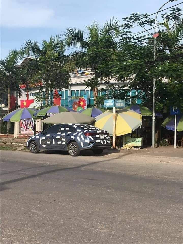 Không chấp nhận được cách đỗ xe này, những người kinh doanh tại khu vực này đã mua băng vệ sinh dán đầy xe để "dằn mặt" chủ xe.