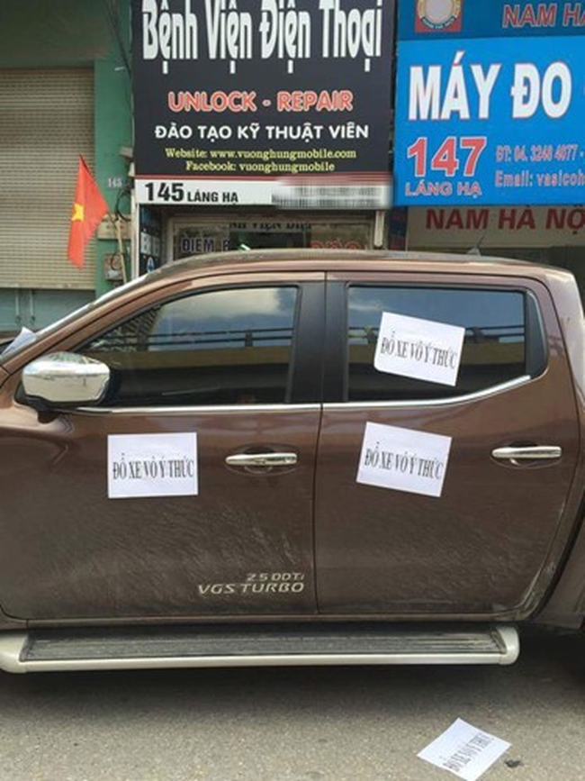 Chủ nhà nhắc nhở nhẹ nhàng bằng cách dán giấy trên kính xe.