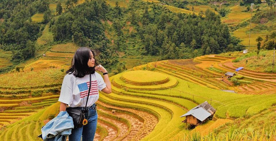 Những thửa ruộng bậc thang trùng điệp cứ mải miết nối tiếp nhau không có điểm dừng đã tạo lên bức tranh tuyệt sắc theo chất riêng biệt của núi rừng Tây Bắc.