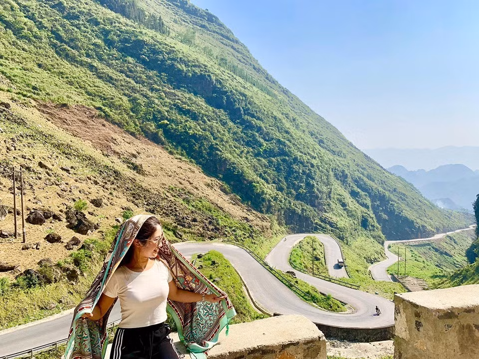 Khác với Mù Cang Chải hay Sa Pa, Hoàng Su Phì nổi bật với những thung lũng lúa chín trải dài bất tận dưới chân dãy Hoàng Liên, ruộng bậc thang ở Hoàng Su Phì cheo leo, nằm vắt vẻo trên những sườn núi dốc đứng.