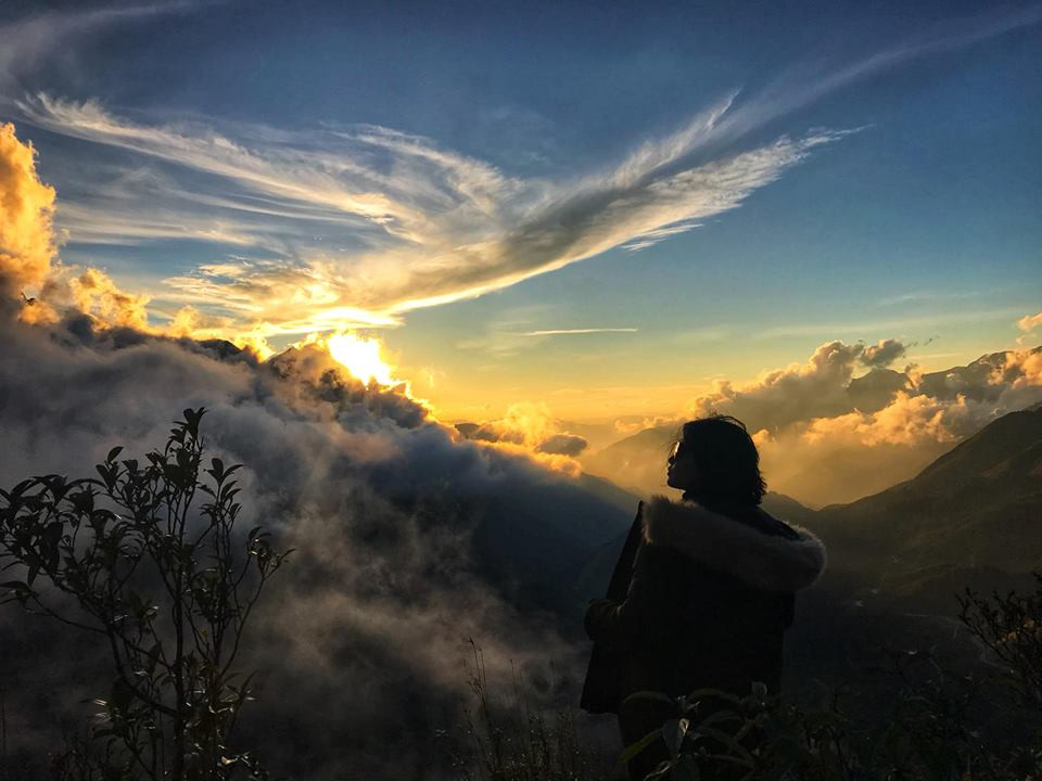 Nhiều bạn trẻ đã không ngần ngại chụp một bức ảnh ghi lại khoảnh khắc đẹp với núi rừng hùng vĩ này.