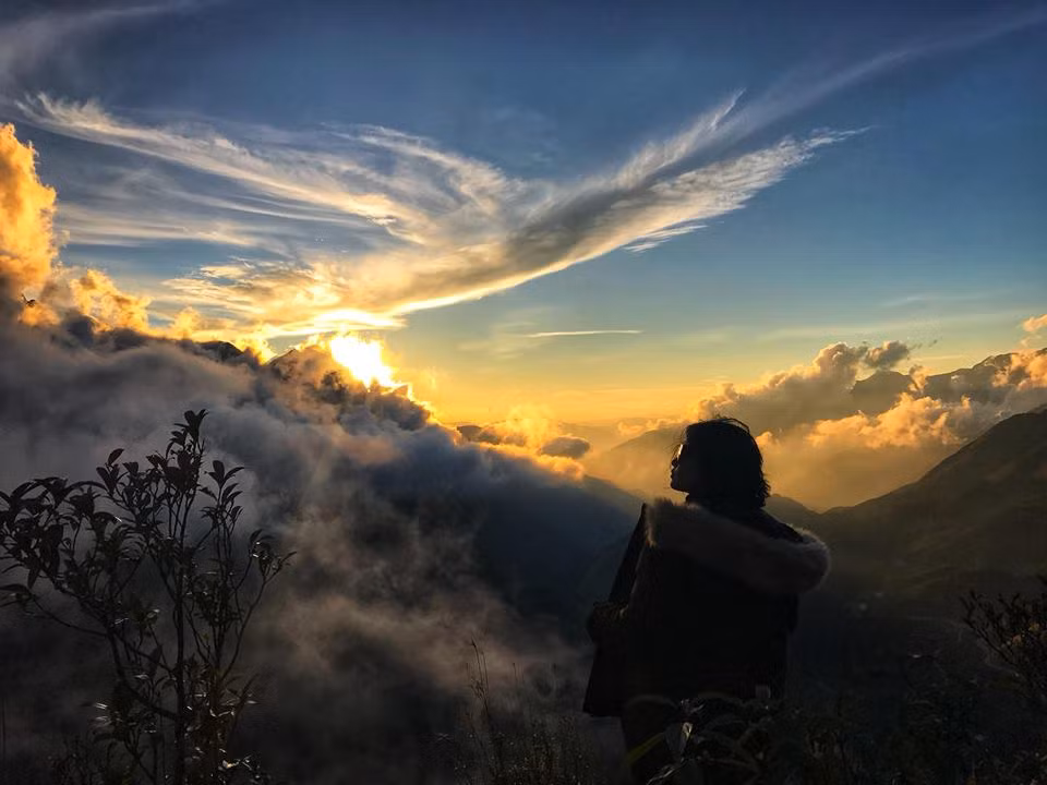 Nhiều bạn trẻ đã không ngần ngại chụp một bức ảnh ghi lại khoảnh khắc đẹp với núi rừng hùng vĩ này.