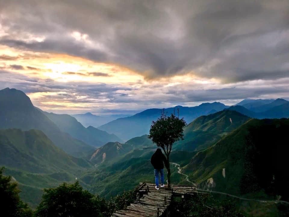 Đứng trên đỉnh đèo, chắc chắn mỗi chúng ta đều cảm thấy mình quá bé nhỏ trước sự hùng vĩ, cảnh sắc bao la giữa núi đồi thiên nhiên.