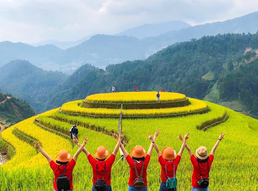 Những năm gần đây, Mù Cang Chải bỗng trở thành tâm điểm du lịch được đông đảo khách du lịch trong nước và nước ngoài chú ý, đặc biệt vào khoảng tháng 10 lượng khách du lịch đổ về đây để ngắm lúa chín rất đông.