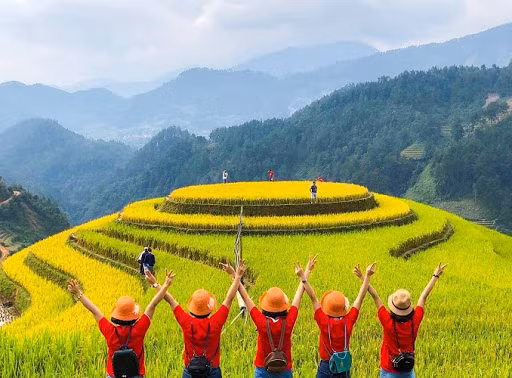 Những năm gần đây, Mù Cang Chải bỗng trở thành tâm điểm du lịch được đông đảo khách du lịch trong nước và nước ngoài chú ý, đặc biệt vào khoảng tháng 10 lượng khách du lịch đổ về đây để ngắm lúa chín rất đông.