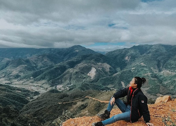 Đây đây, du khách sẽ được hòa mình vào với cảnh sắc thiên nhiên tuyệt đẹp cùng với sự nguy hiểm với con đường có những cua dốc dựng đứng.