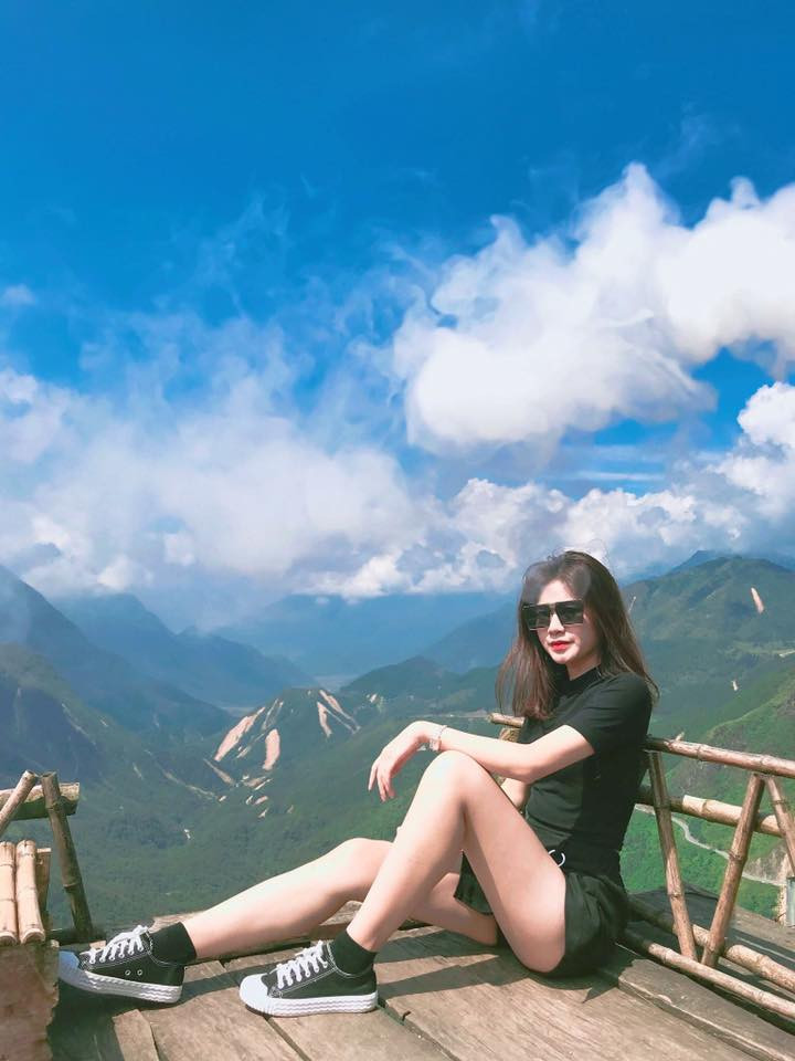 Đến đây, du khách sẽ cảm nhận được sự hiểm trở của con đường đèo khi nằm ngay bên những vách núi dựng đứng.