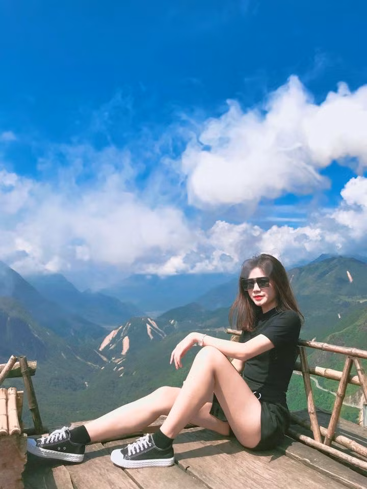 Đến đây, du khách sẽ cảm nhận được sự hiểm trở của con đường đèo khi nằm ngay bên những vách núi dựng đứng.