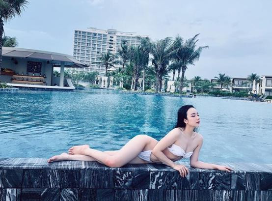 "Hot girl ngủ gật" rũ bỏ hình tượng nữ sinh trong sáng và chuyển hướng sang phong cách táo bạo.