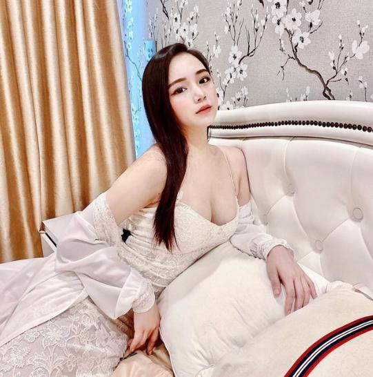 Dựa trên hình ảnh mà cô chia sẻ, các fan có thể dự đoán hot girl đang sống tại một căn chung cư cao cấp ở Hà Nội.