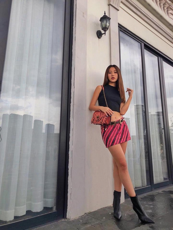 Quỳnh Anh sở hữu chiều 1m68, tuy nhiên trong nhiều bức ảnh tự đăng lên facebook, nhiều người cứ nghĩ hot girl này cao hơn 1m7 cùng đôi chân dài miên man.