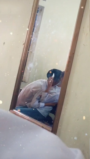 Cụ thể, bất chấp sự chứng kiến của một số bạn bè xung quanh, nam sinh này vẫn có những hành động như ôm, hôn bạn gái.