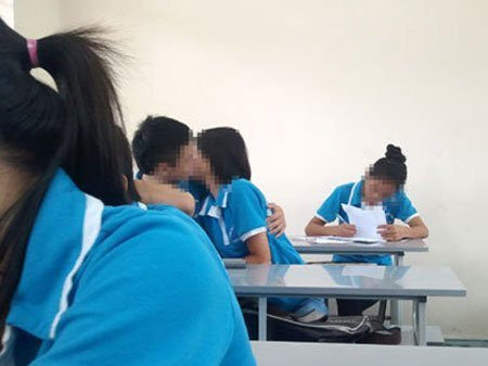Một đôi vô tư “khóa môi” nhau ngay trong lớp học.