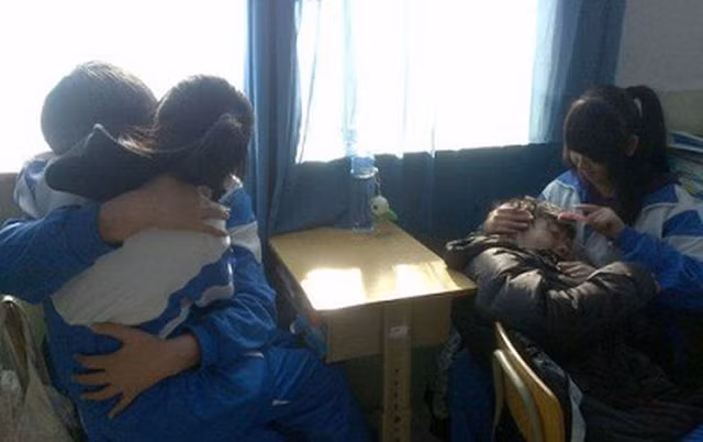 Yêu đương đúng là việc của hai người nhưng cả hai nên xem xét làm sao các hành động của mình không bị kém duyên, chịu lời lên án từ những người chứng kiến.