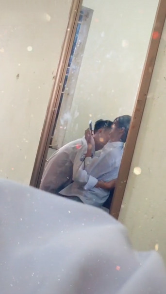Đó là trường hợp của hai cô cậu ở độ tuổi học trò mới đây, cặp đôi này đã vô tư thể hiện tình cảm với nhau ngay trong lớp học khiến nhiều người vô cùng bức xúc. Một số sau khi xem qua những hình ảnh này đều “lắc đầu ngao ngán” trước suy nghĩ cũng như hành động phản cảm của cả hai.