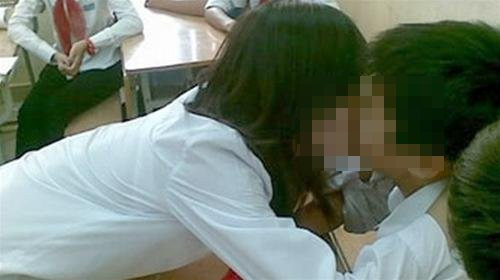 Đây cũng là bài học cho những đôi trẻ đang yêu. Các bạn có thể thoải mái thể hiện cảm xúc của mình. Thế nhưng phải chú ý địa điểm để tránh gây khó chịu đến người ngoài chẳng may chứng kiến phải.