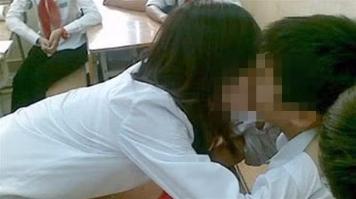 Đây cũng là bài học cho những đôi trẻ đang yêu. Các bạn có thể thoải mái thể hiện cảm xúc của mình. Thế nhưng phải chú ý địa điểm để tránh gây khó chịu đến người ngoài chẳng may chứng kiến phải.