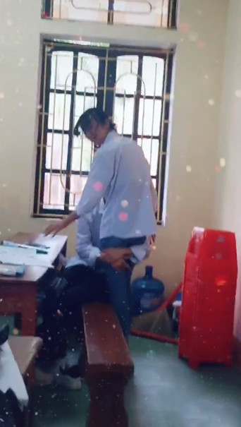 Không biết rằng cặp đôi này đang đùa giỡn hay ra sao, nhưng ở môi trường lớp học, việc cả hai vô tư thể hiện tình cảm như trên là điều cần lên án.