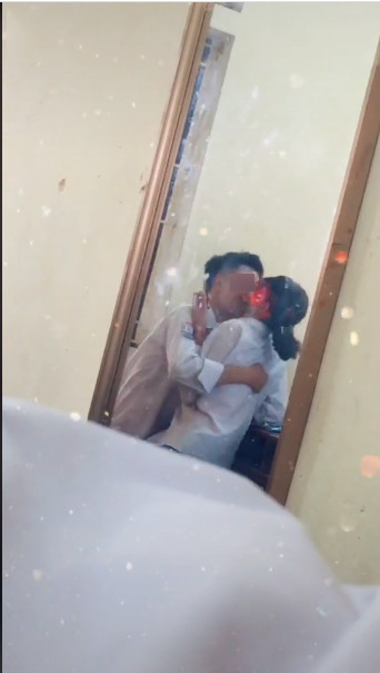 Dù độ tuổi còn nhỏ nhưng những học sinh này thản nhiên bày tỏ tình yêu với nhau và có những hành động khiến người lớn khó coi.