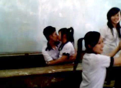 Đoạn clip nhận được nhiều bình luận. Không ít ý kiến cho rằng đoạn clip này là của học sinh ở miền Trung. Phần lớn comment đều phản đối việc thể hiện tình cảm quá mức trong lớp.