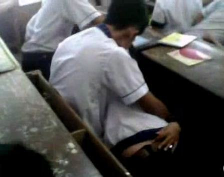 Trên MXH từng xuất hiện video dài hơn một phút ghi lại cảnh hai cô cậu học trò mặc đồng phục tình tứ ở bàn cuối lớp. Không để ý tới nhóm bạn đang nói chuyện và ôn bài phía trước, chàng trai đè bạn gái rồi hôn và sờ soạng.