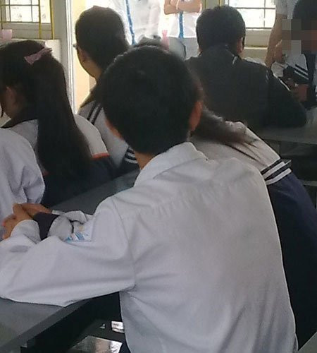 Những đôi yêu nhau thường xuyên nắm tay nhau thể hiện tình cảm ngay trong lớp học.