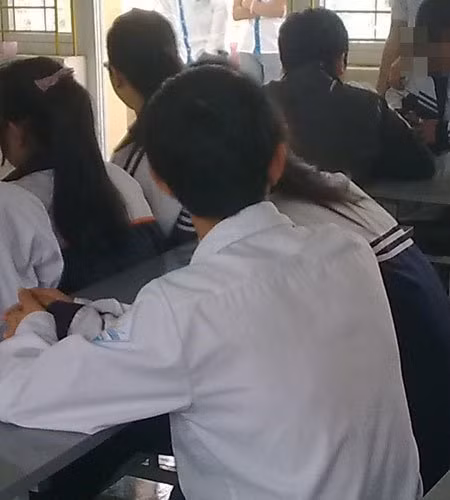 Những đôi yêu nhau thường xuyên nắm tay nhau thể hiện tình cảm ngay trong lớp học.