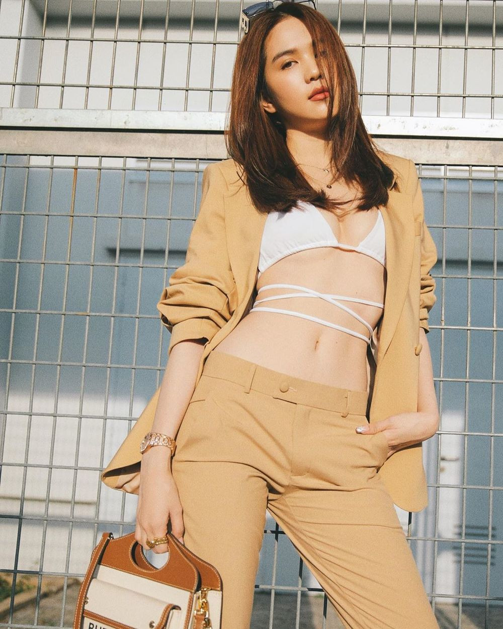 Xét về độ táo bạo tại sân bay chắc khó có người đẹp Vbiz nào theo kịp được Ngọc Trinh.