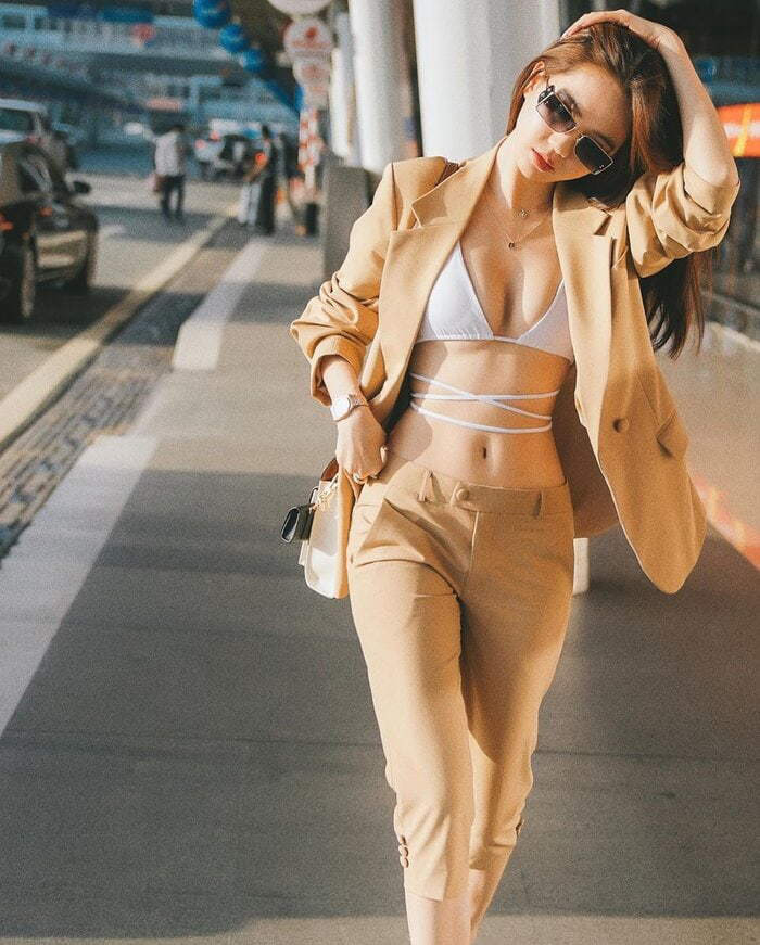 Lần này Ngọc Trinh ghi điểm trong set đồ này chứ không hề hở bạo nhạy cảm như một vài pha khoe dáng trước đấy của cô.