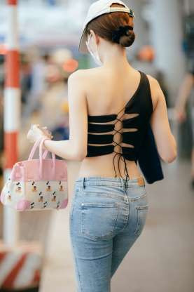 Góc chụp từ phía sau của người đẹp Trà Vinh khiến người đối diện không khỏi "nhức mắt" vì sự táo bạo.