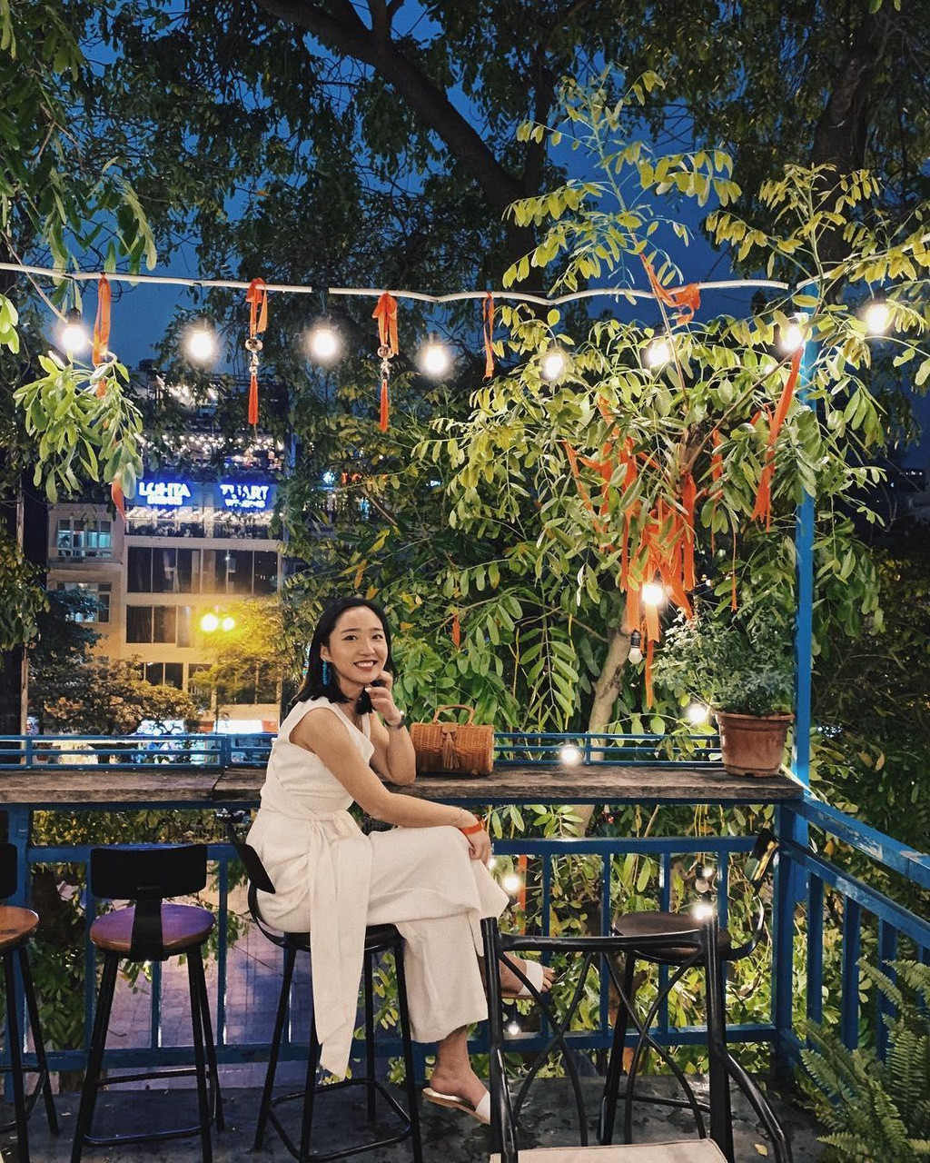 Tọa lạc bên cạnh Nhà thờ Lớn Hà Nội, Eden Coffee mang đến cho bạn một không gian thoáng đãng và gần gũi với thiên nhiên với khu vực sân thượng xanh mát.