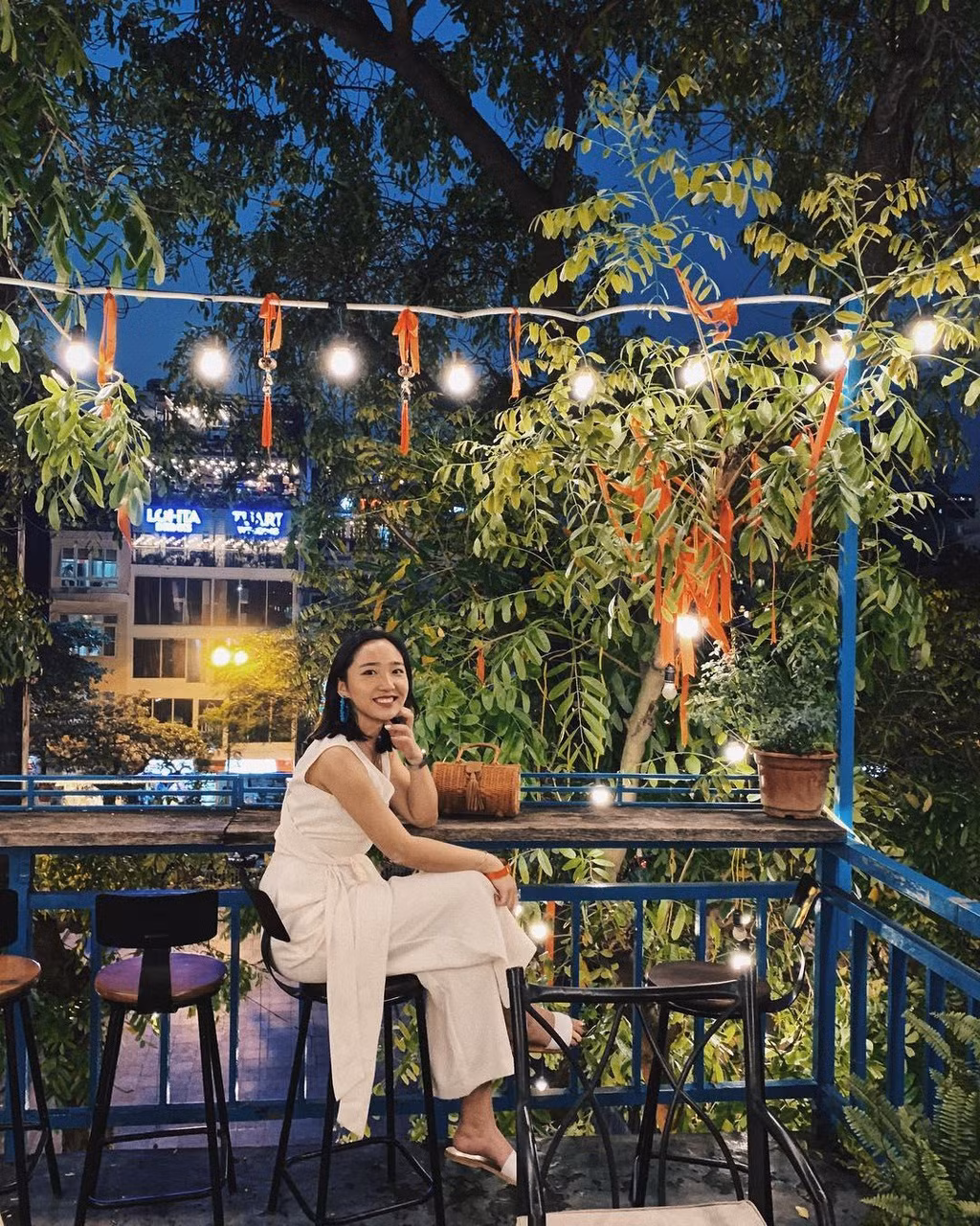 Tọa lạc bên cạnh Nhà thờ Lớn Hà Nội, Eden Coffee mang đến cho bạn một không gian thoáng đãng và gần gũi với thiên nhiên với khu vực sân thượng xanh mát.