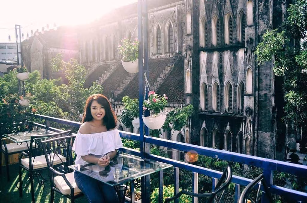 Eden Coffee được giới trẻ săn lùng để tìm được một địa điểm check in đẹp miễn chê. Mỗi buổi sáng cuối tuần, quán rất đông khách nên bạn phải tranh thủ đến sớm để tìm được góc sống ảo thích hợp nhất.