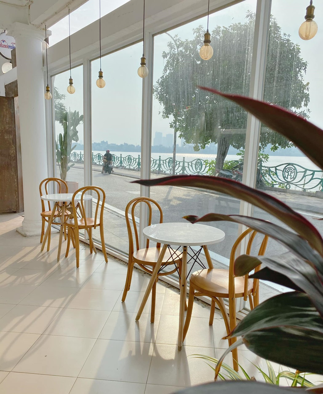 Quán là địa điểm hẹn hò thích hợp dành cho những cô gái thích lãng mạn, ưa phong cách nữ tính pha chút cổ điển.