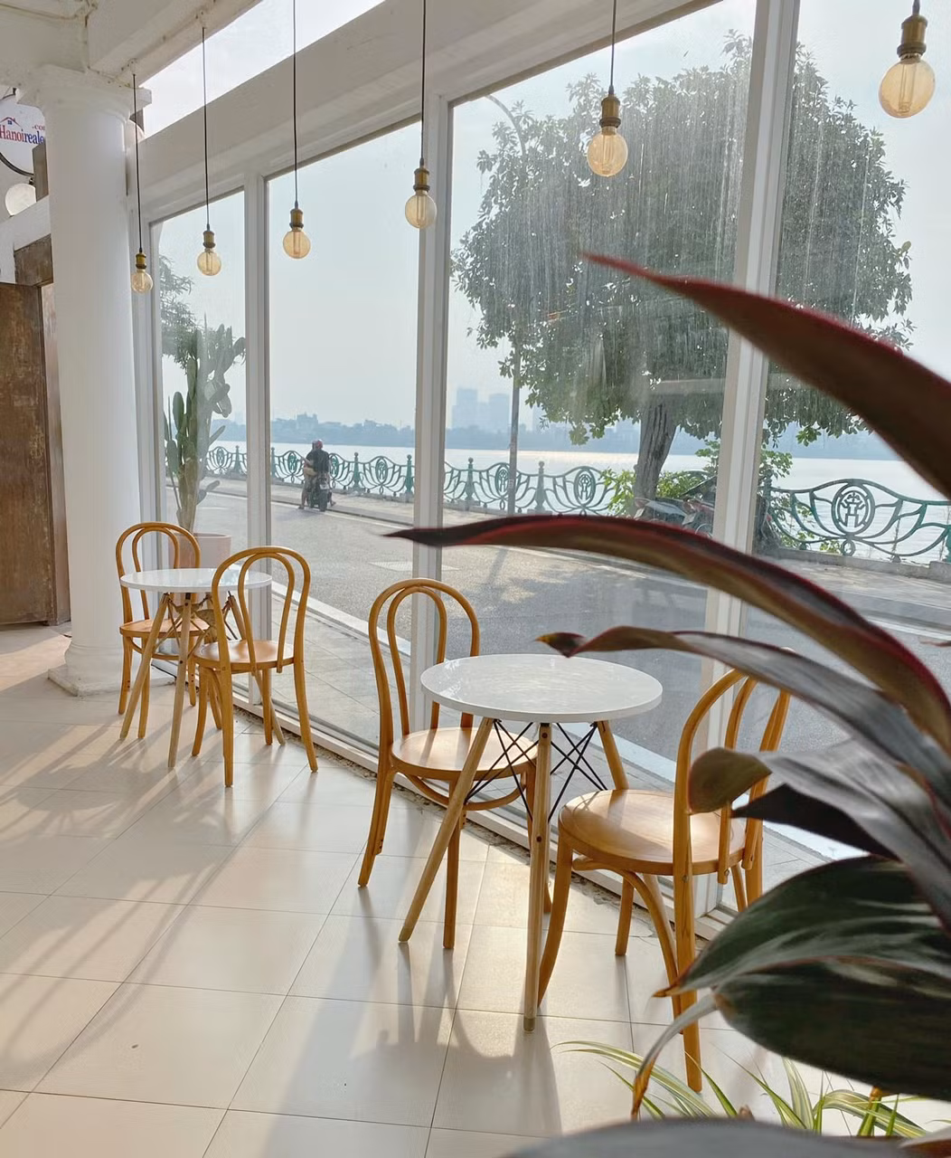 Quán là địa điểm hẹn hò thích hợp dành cho những cô gái thích lãng mạn, ưa phong cách nữ tính pha chút cổ điển.