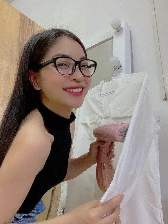 Hậu chia tay Quang Hải, Nhật Lê luôn tỏ ra mình vẫn ổn. Không có công việc cụ thể nhưng Nhật Lê vẫn được cho là kiếm bộn tiền nhờ số lượng người theo dõi đông đảo.