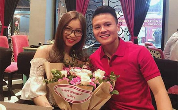 Tuy nhiên mới đây, Nhật Lê đã đăng tải lên trang cá nhân đoạn tin nhắn xin bố số tiền 500.000 đồng khiến nhiều người bất ngờ. Không hỏi lý do, bố Nhật Lê chuyển tiền trong tích tắc và nhắn: "Hết tiền chưa con? Hết thì bảo bố chuyển thêm cho. Với nào rảnh về nhà chơi với gia đình. Bố mẹ nhớ con lắm!".