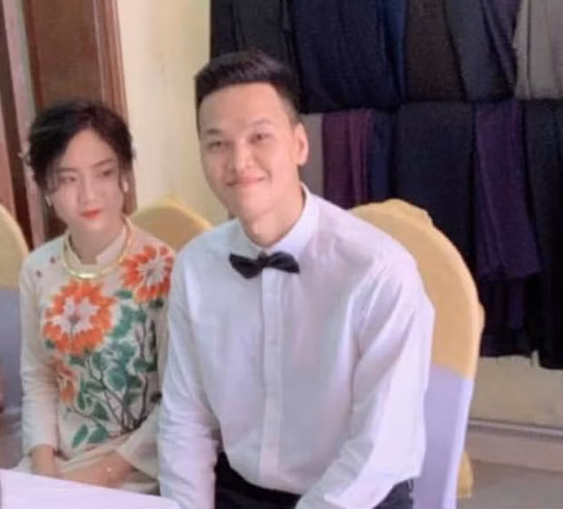 Sau khi công khai bạn gái chưa lâu thì mới đây, ngày hôm nay "thần đồng AoE" của làng game Việt đã âm thầm làm đám hỏi, không một lời công bố hay thông báo nào lên MXH.