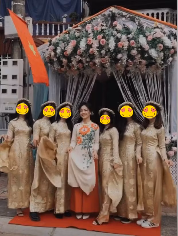 Trong khoảnh khắc được bạn bè đăng tải, Chim Sẻ Đi Nắng và vợ sắp cưới trông cực kì đẹp đôi, chàng bảnh bao với áo sơ mi trắng đeo nơ còn nàng mặc áo dài truyền thống dịu dàng.