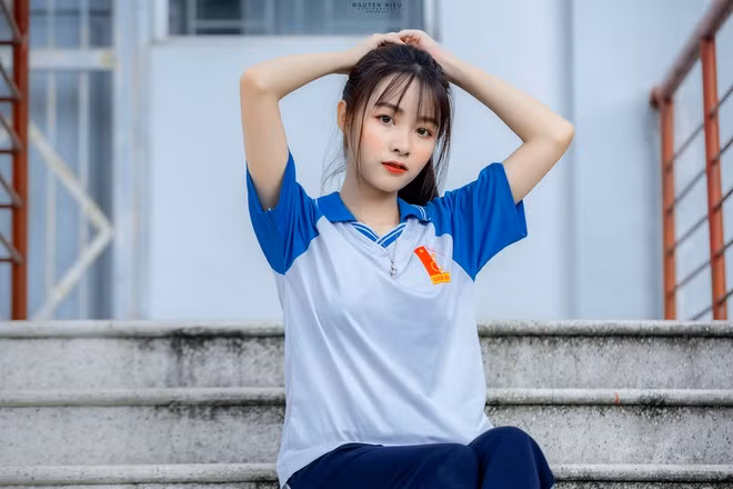 Không chỉ sở hữu vẻ ngoài xinh xắn, Kim Phụng còn gây ấn tượng bởi sự mạnh mẽ, cứng cỏi đậm chất con gái khối kỹ thuật.