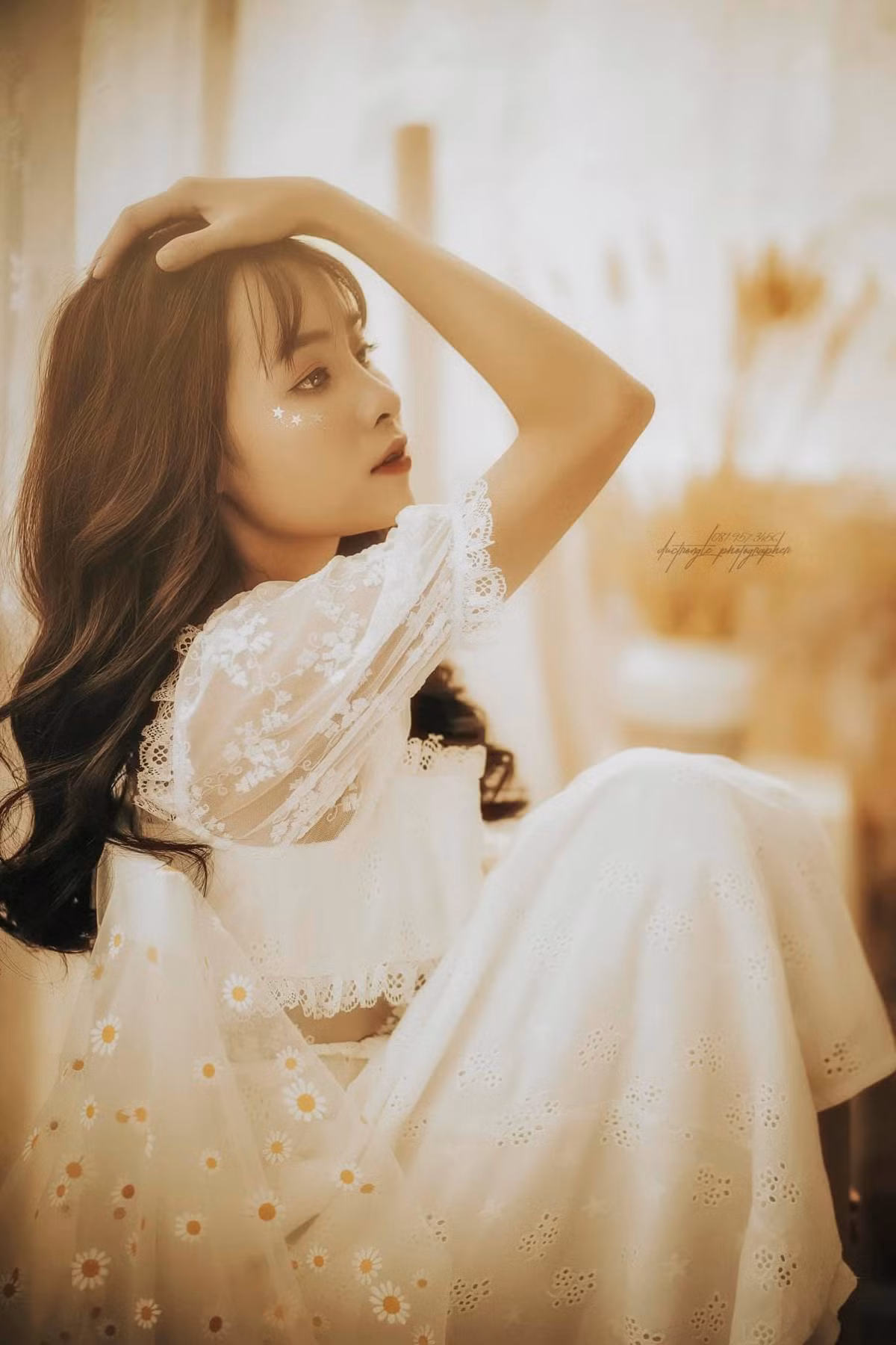 Phụng là ban cán sự lớp, thành viên Liên chi Đoàn Viện Khoa học Công nghệ và Môi trường, tham gia nhiều hoạt động tình nguyện. Cô gái giành học bổng vì kết quả học tập tốt.