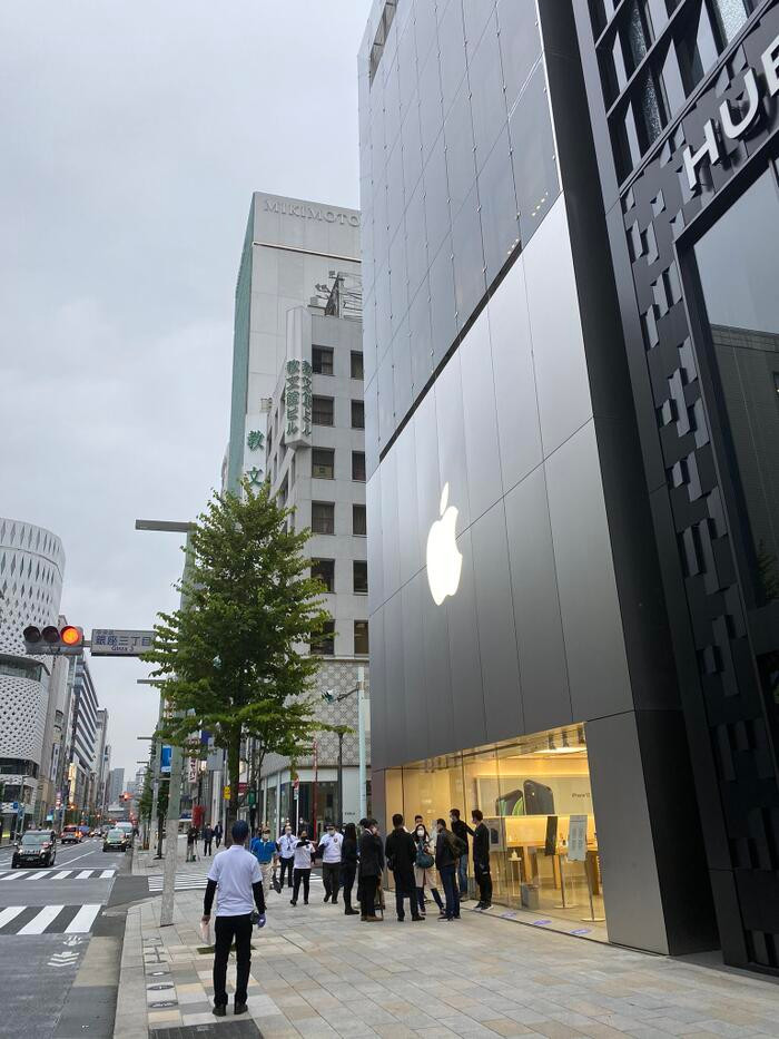 Quang canh diu hiu trong ngay dau tien mo ban iPhone 12-Hinh-11